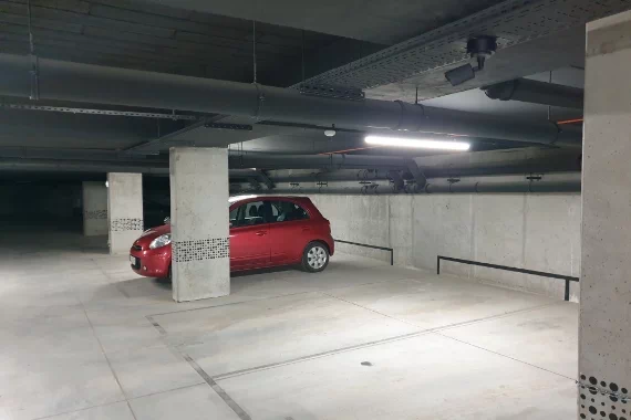 czerwony samochód w garażu